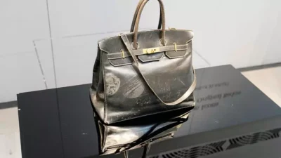 Lüks moda devi Hermès’in efsanevi ilk Birkin çantası, Paris’te düzenlenen bir