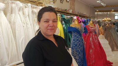 Bursa'da bir modacı, sattığı ve sınırlı süre kullanılan abiye elbiseleri