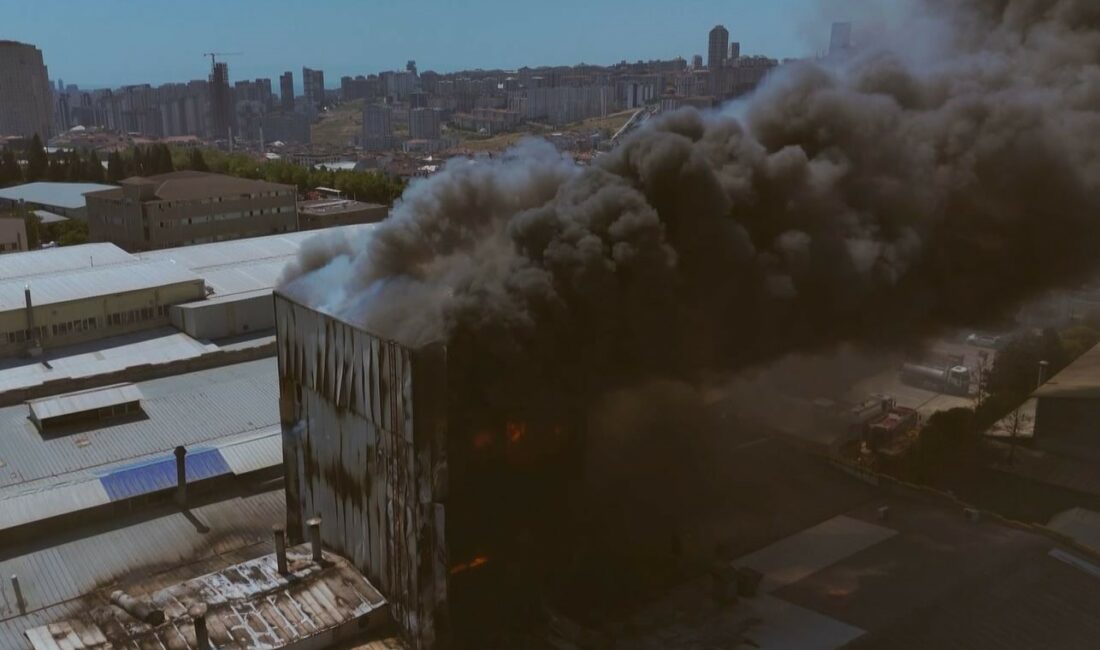 İstanbul'un Esenyurt ilçesinde bulunan perde üretimi yapan 3 katlı tekstil