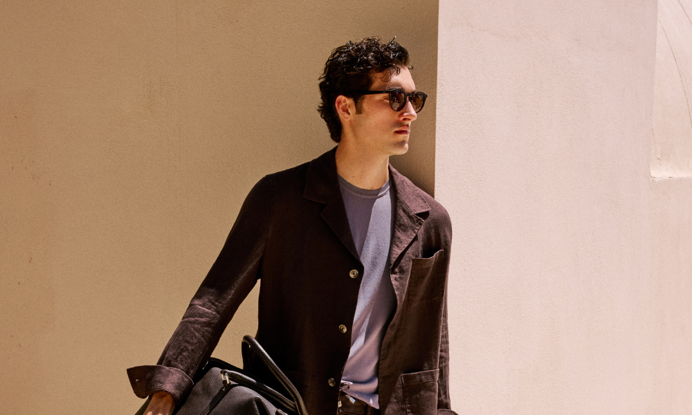 Doğallığın zarafetle buluştuğu, hafifliğin stil haline geldiği bir yazı anlatan