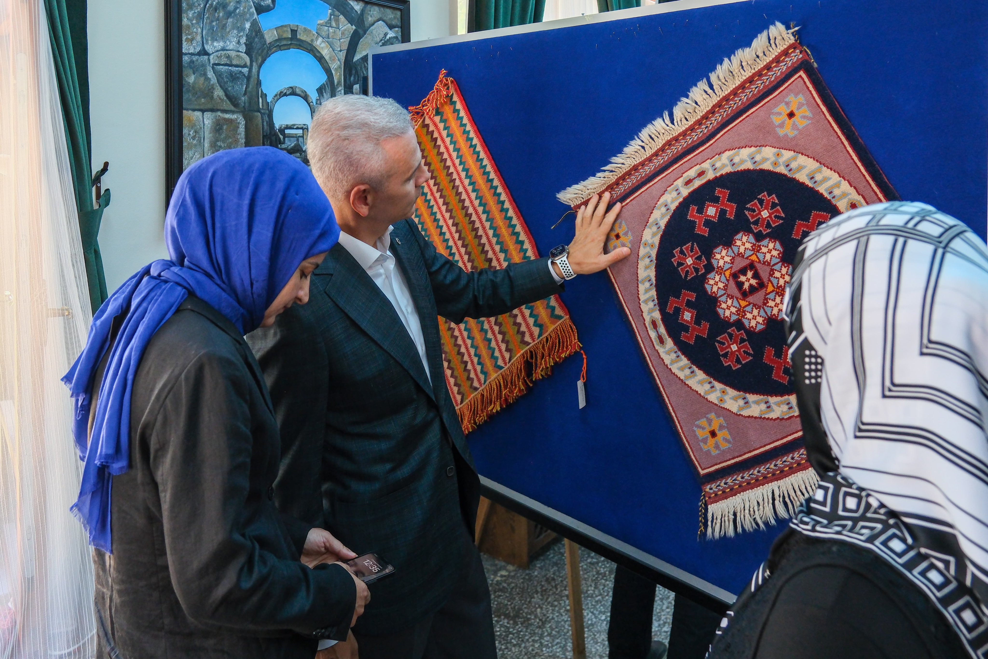 Karaman'da 66 yaşındaki Cemile Yiğitoğlu'nun geleneksel kök boya teknikleriyle hazırladığı