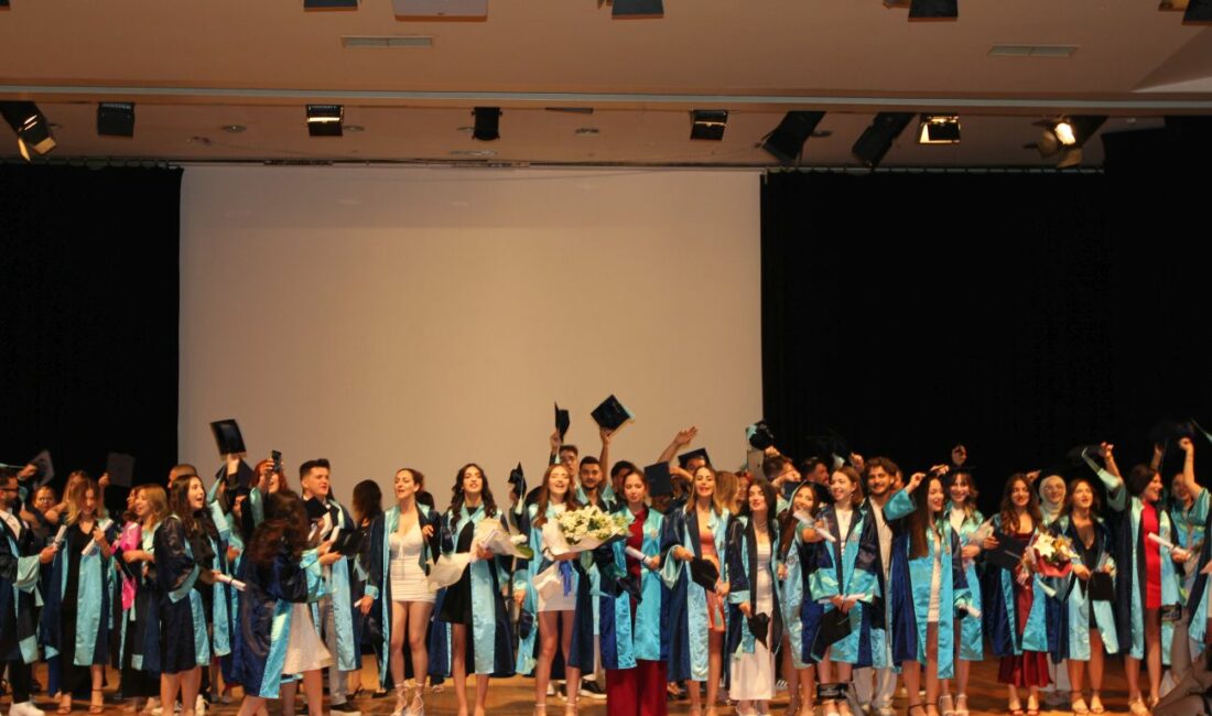 Ege Üniversitesi Emel Akın Meslek Yüksekokulu, düzenlenen törenle mezunlarını sektöre