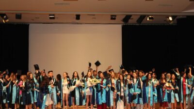 Ege Üniversitesi Emel Akın Meslek Yüksekokulu, düzenlenen törenle mezunlarını sektöre