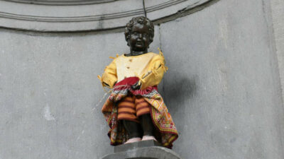 Brüksel’in 550 yıllık simgesi Manneken Pis, bu kez Tayland tekstilleriyle
