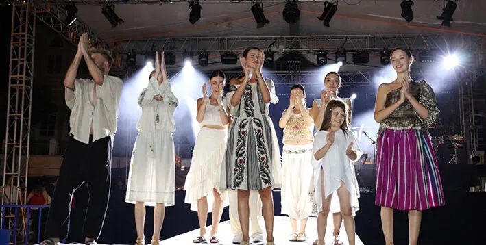 Denizli'nin tekstil merkezi Buldan, geleneksel kumaşlarını modern tasarımlarla buluşturan görkemli bir