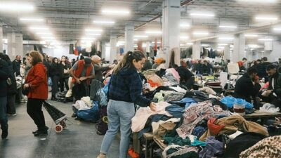 Bit pazarları imaj değiştiriyor. Kadıköy Bit Pazarı’nda bir satıcı “Eskiden