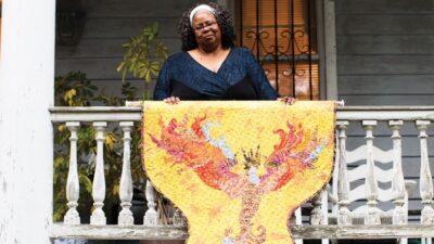 Makinesinin başına geçtiğinde bir aktivist, kumaşları keserken bir tarihçi, desenleri