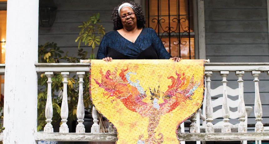 Makinesinin başına geçtiğinde bir aktivist, kumaşları keserken bir tarihçi, desenleri