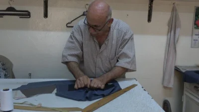 Kilis'te 65 yıldır terzilik yapan, 53 yıldır da usta olarak