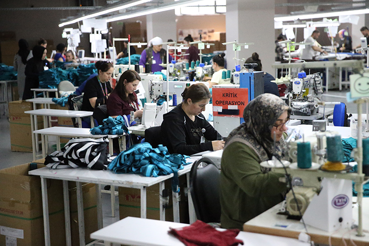 Emek yoğun sektörlerin başında gelen tekstil ve hazır giyim sektörlerinde