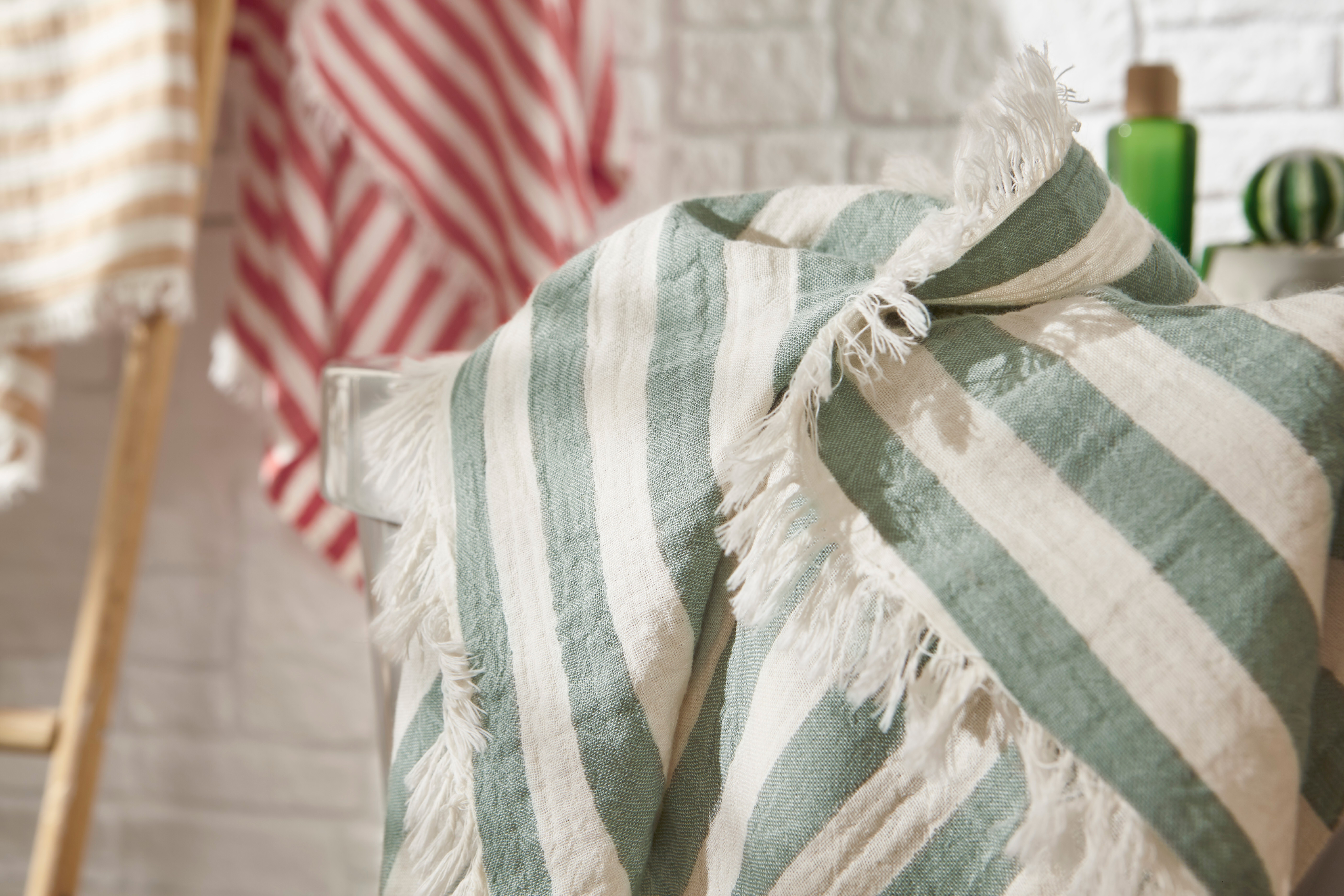 Lova Yatak, yazın canlılığını ve hafifliğini Breezy Peştemal ile sahillere,