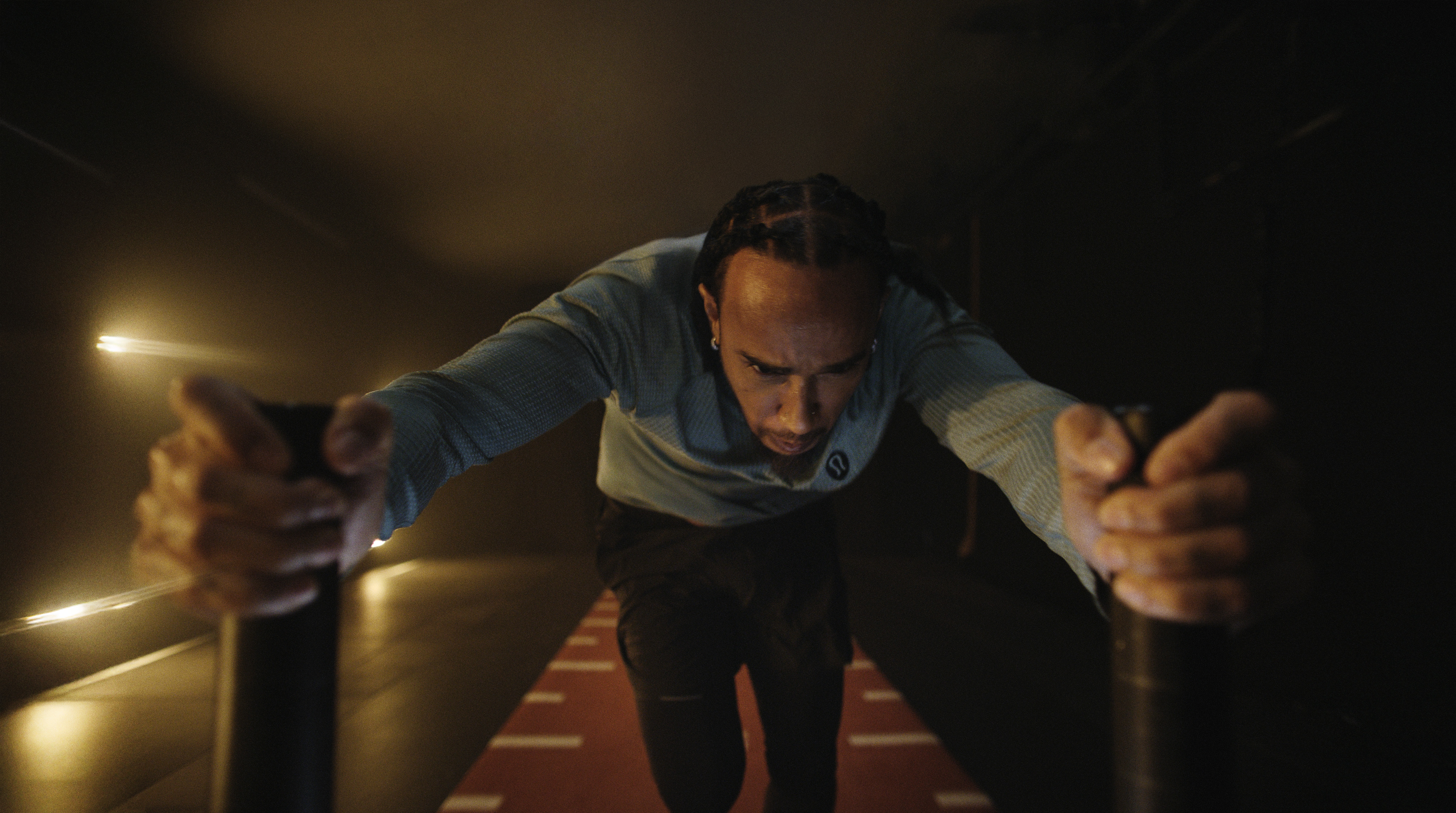 Yedi dünya şampiyonluğu bulunan Formula 1 pilotu ve lululemon’ın marka