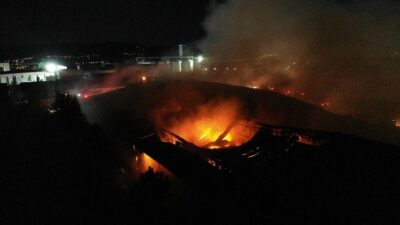 Çorum OSB'de faaliyet gösteren tekstil fabrikası dün gece çıkan yangında