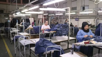 Babasından devraldığı küçük bir tekstil atölyesini, 35 ülkeye ihracat yapan bir