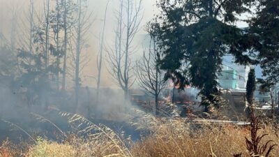 Tekirdağ'ın Çorlu ilçesinde çıkan anız yangınında alevler önce seramik deposuna